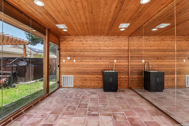 614 Claude W Black, San Antonio, TX 78203