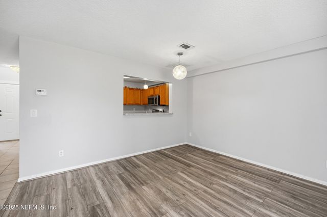 11 NORTHSIDE Drive S 202, Jacksonville, FL 32218