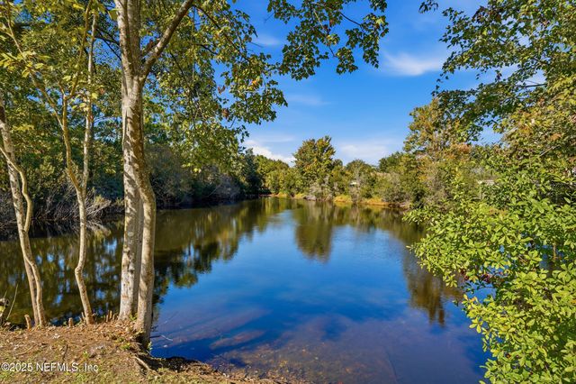 11 NORTHSIDE Drive S 202, Jacksonville, FL 32218