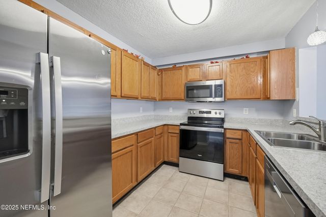 11 NORTHSIDE Drive S 202, Jacksonville, FL 32218