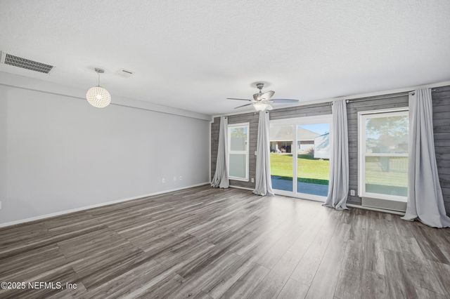 11 NORTHSIDE Drive S 202, Jacksonville, FL 32218