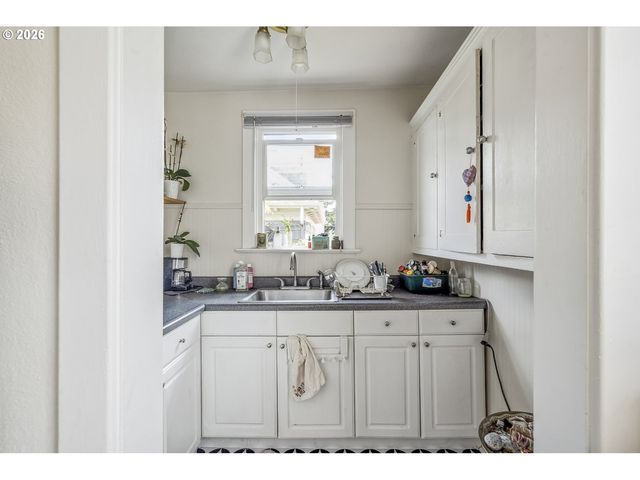 2204 Ne 7TH Ave, Portland, OR 97212