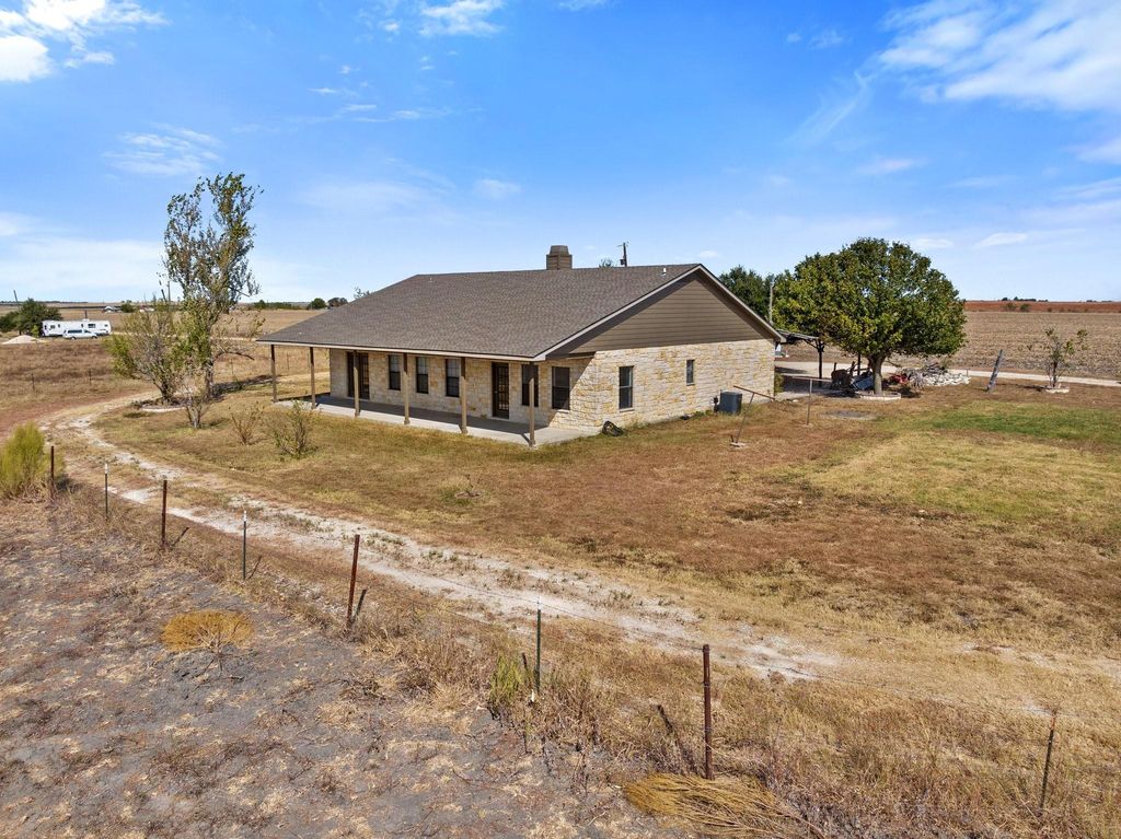 18319 Werchan LN D, Coupland, TX 78615