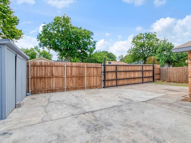 7232 Long Canyon Trail, Dallas, TX 75249