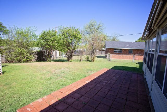 914 Fairview Street, Graham, TX 76450