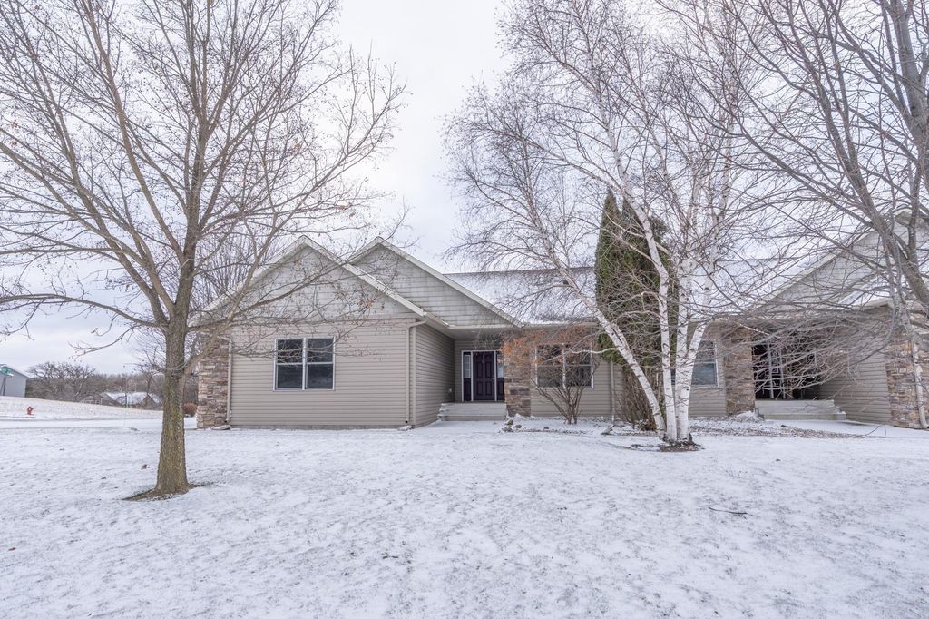 126 Acorn Avenue NW, New London, MN 56273
