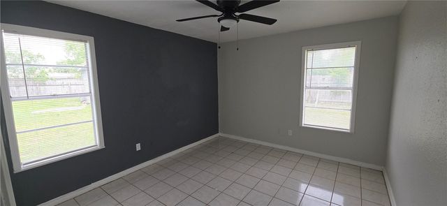 1013 Evergreen St, Mathis, TX 78368