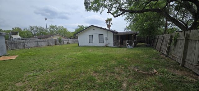 1013 Evergreen St, Mathis, TX 78368