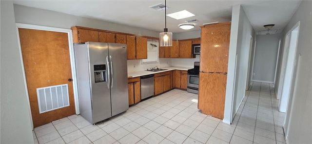 1013 Evergreen St, Mathis, TX 78368