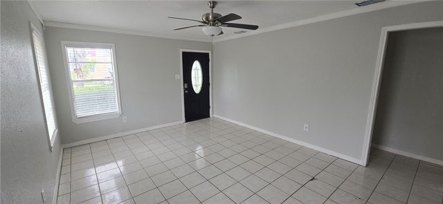 1013 Evergreen St, Mathis, TX 78368