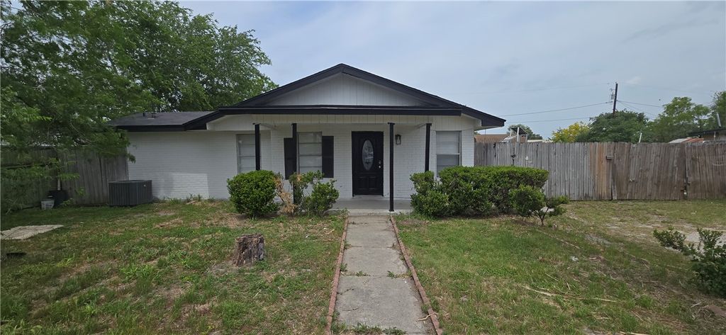 1013 Evergreen St, Mathis, TX 78368