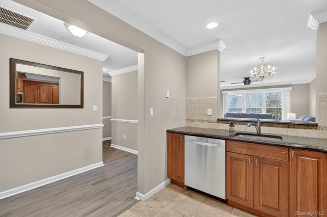 3 Cross Street 104, Suffern, NY 10901