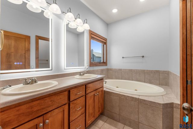 7616 W Stanford Dr Drive, Sioux Falls, SD 57106
