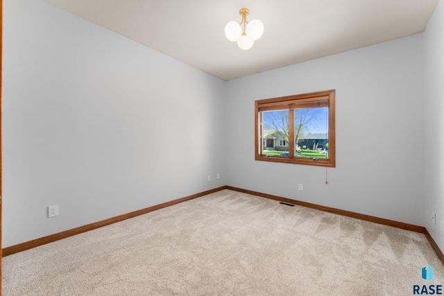7616 W Stanford Dr Drive, Sioux Falls, SD 57106
