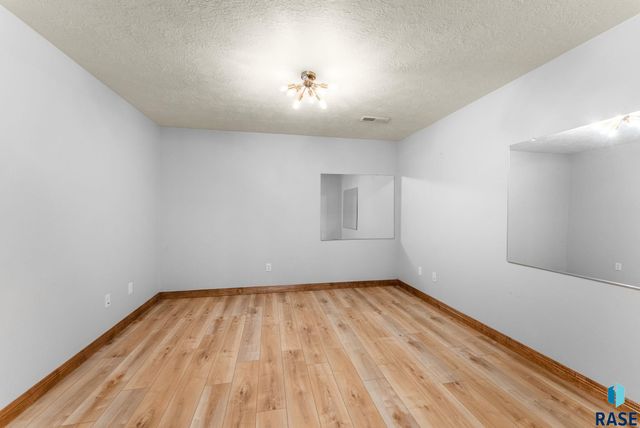 7616 W Stanford Dr Drive, Sioux Falls, SD 57106