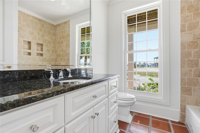 304 Estes Dr, Rockport, TX 78382