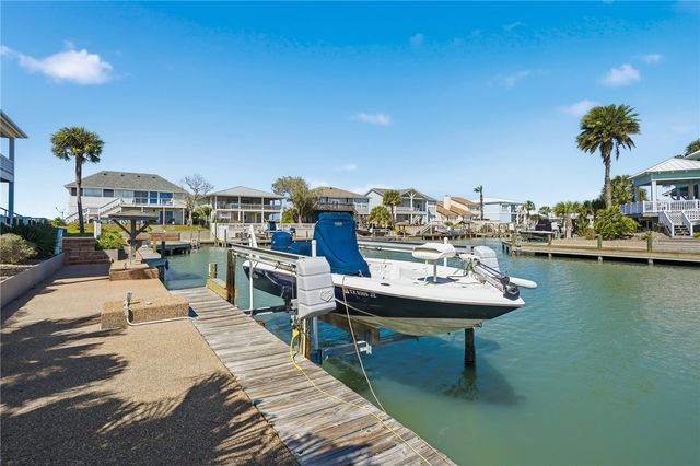 304 Estes Dr, Rockport, TX 78382