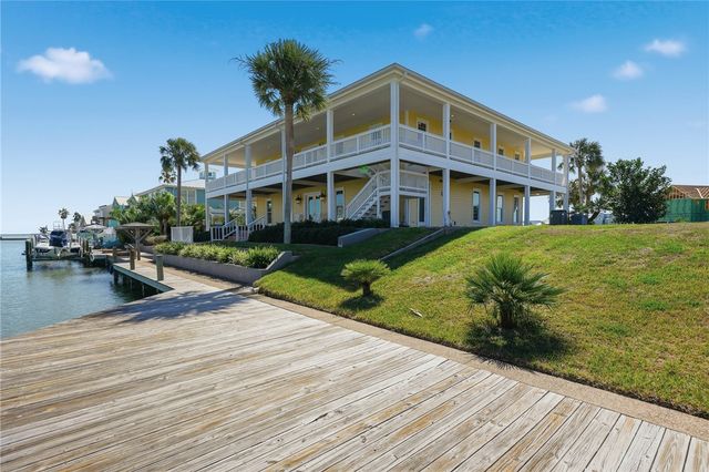 304 Estes Dr, Rockport, TX 78382