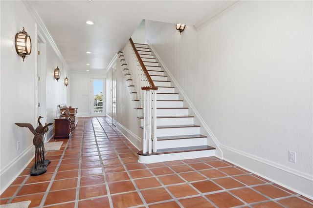 304 Estes Dr, Rockport, TX 78382