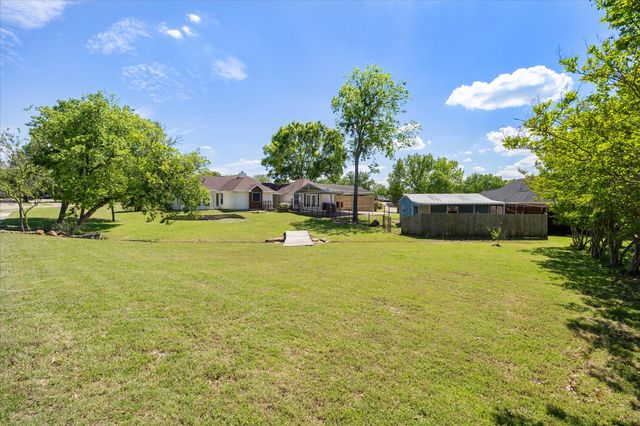 311 Creekview Circle, Crandall, TX 75114