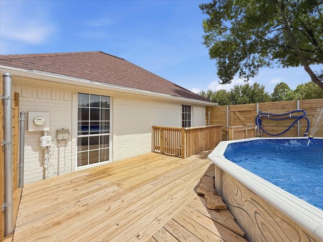 311 Creekview Circle, Crandall, TX 75114