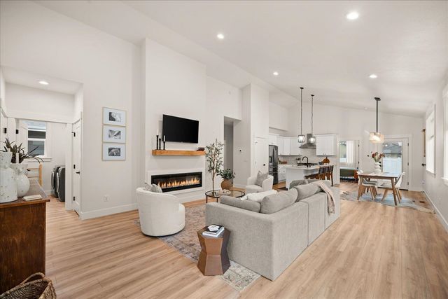 1824 N Jakeman Ct, Greenacres, WA 99016