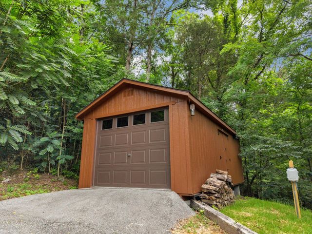 110 Lake Meadow Dr, Smithville, TN 37166