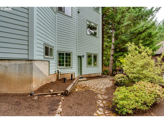 3926 SHASTA VIEW St, Eugene, OR 97405