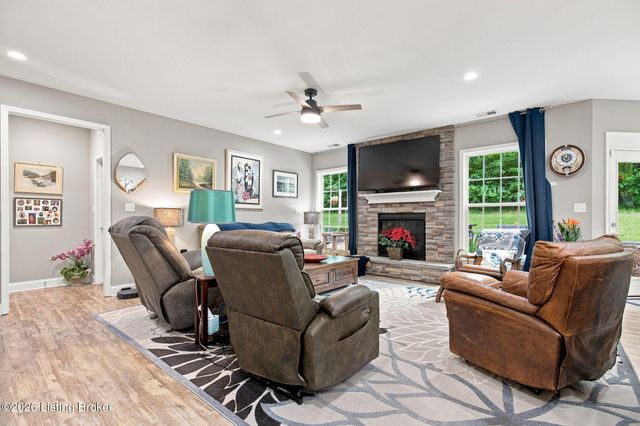 6707 Chestnut View Ct, Louisville, KY 40229