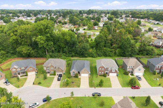 6707 Chestnut View Ct, Louisville, KY 40229