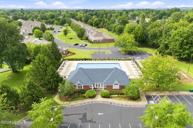 6707 Chestnut View Ct, Louisville, KY 40229