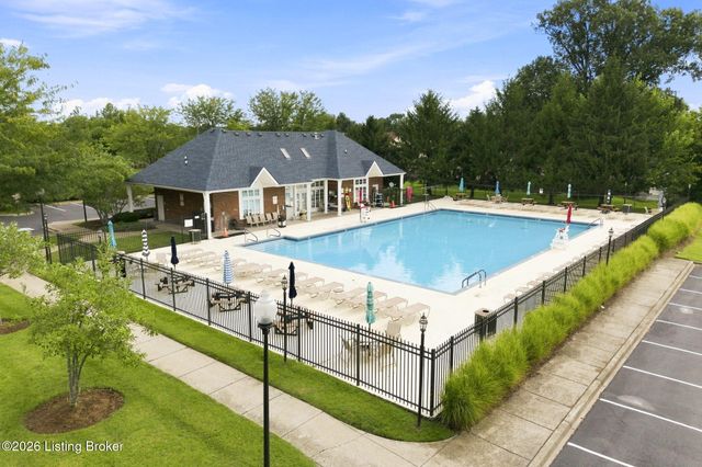 6707 Chestnut View Ct, Louisville, KY 40229