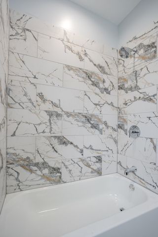 1013 W 18th Place 2R, Chicago, IL 60608