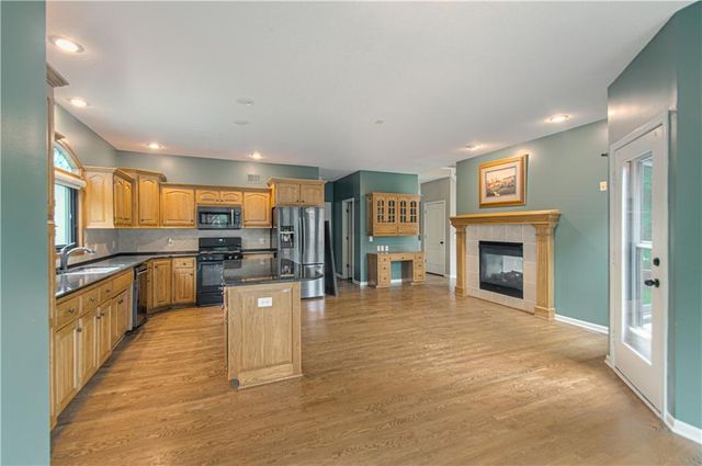 14255 NW 65th Place, Parkville, MO 64152