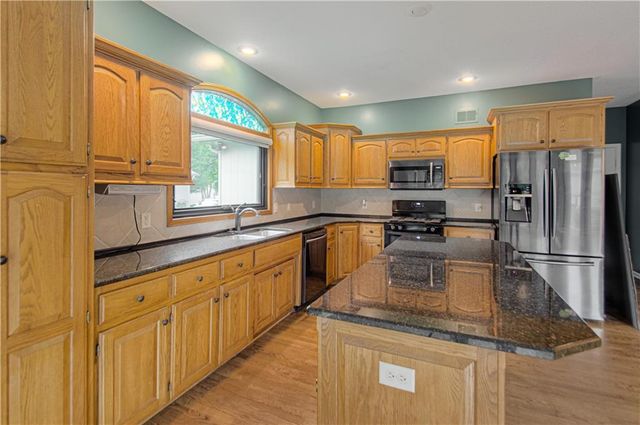14255 NW 65th Place, Parkville, MO 64152