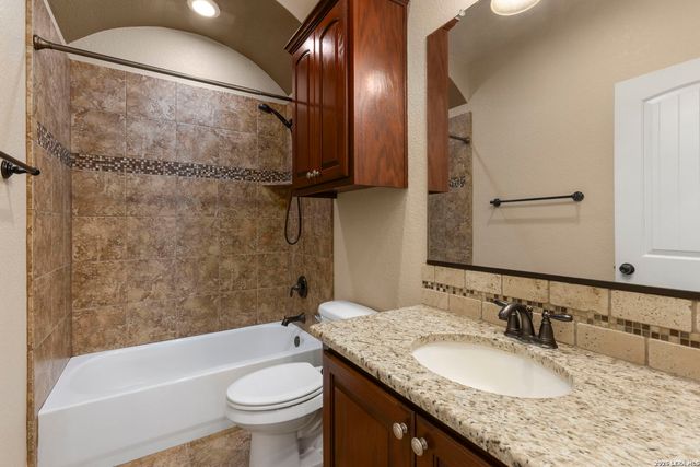 116 Hidden Forest DR, La Vernia, TX 78121