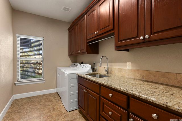 116 Hidden Forest DR, La Vernia, TX 78121