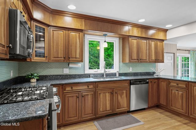 2109 Orchard Park Drive, Niskayuna, NY 12309