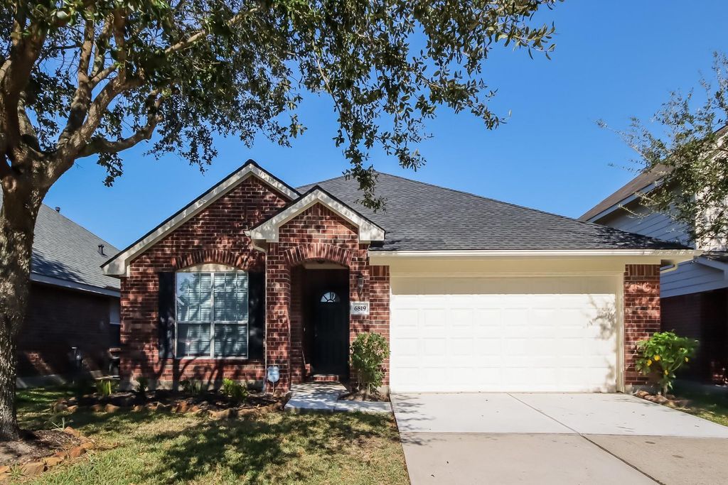 6819 Rockwall Trail Drive, Humble, TX 77346