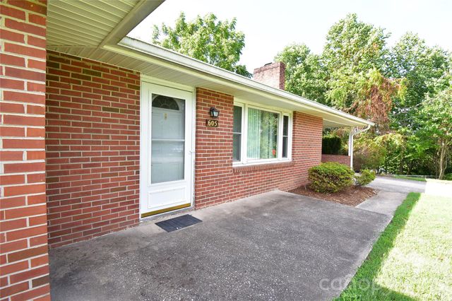 605 S Buena Vista Drive, Hendersonville, NC 28792