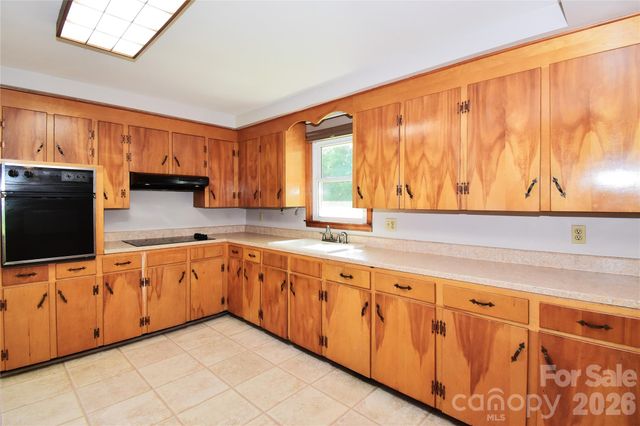 605 S Buena Vista Drive, Hendersonville, NC 28792