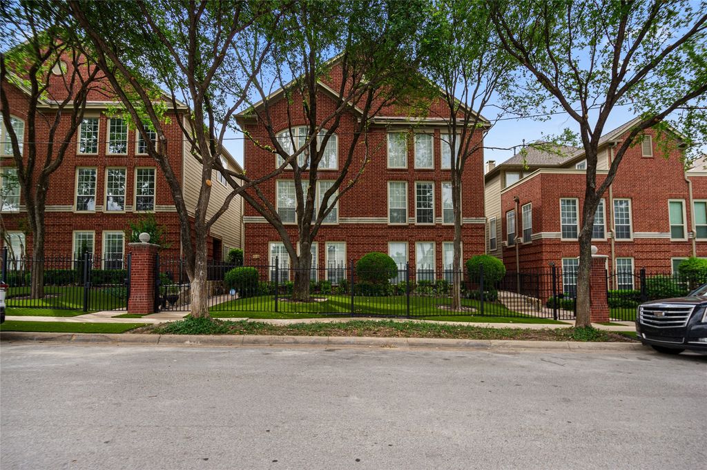 1005 W Bluff Street, Fort Worth, TX 76102