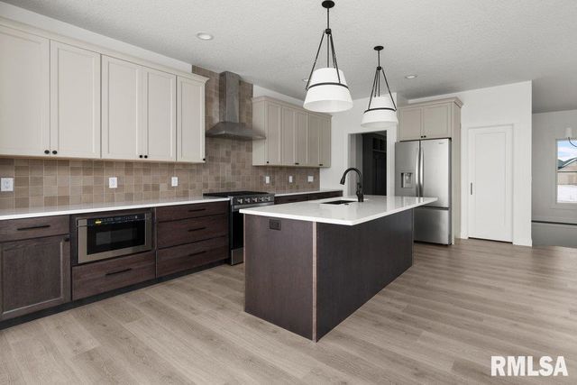 7123 Alvie Lane, Bettendorf, IA 52722