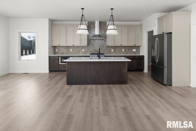 7123 Alvie Lane, Bettendorf, IA 52722