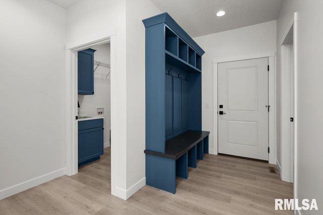 7123 Alvie Lane, Bettendorf, IA 52722