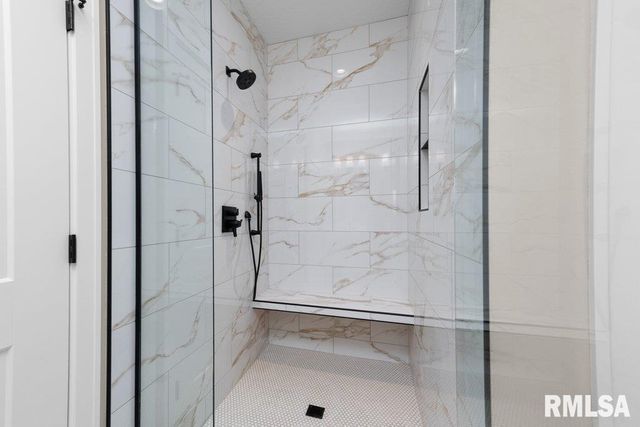 7123 Alvie Lane, Bettendorf, IA 52722