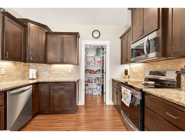 740 E ROOSEVELT St, Carlton, OR 97111