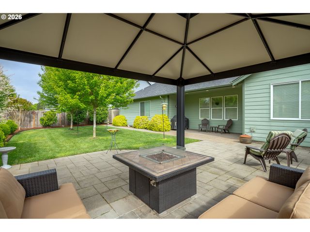 740 E ROOSEVELT St, Carlton, OR 97111