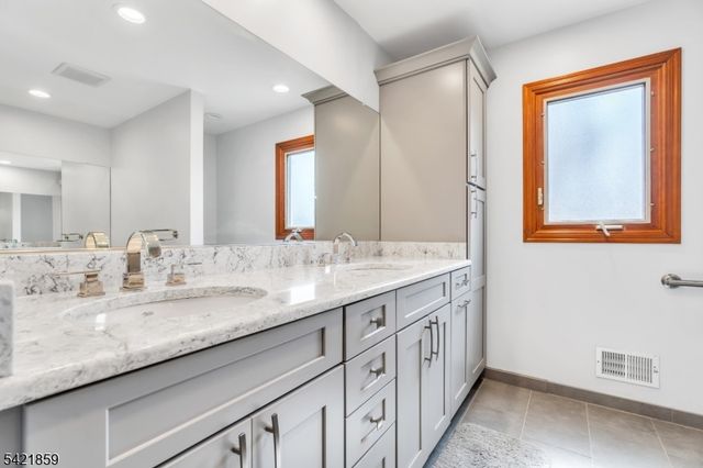 15 Conard Ct, Hillsborough Twp., NJ 08844