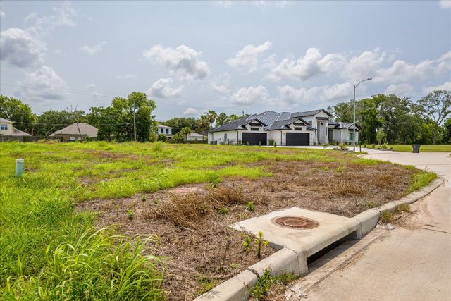 1618 Crown Oaks Court, Pearland, TX 77581